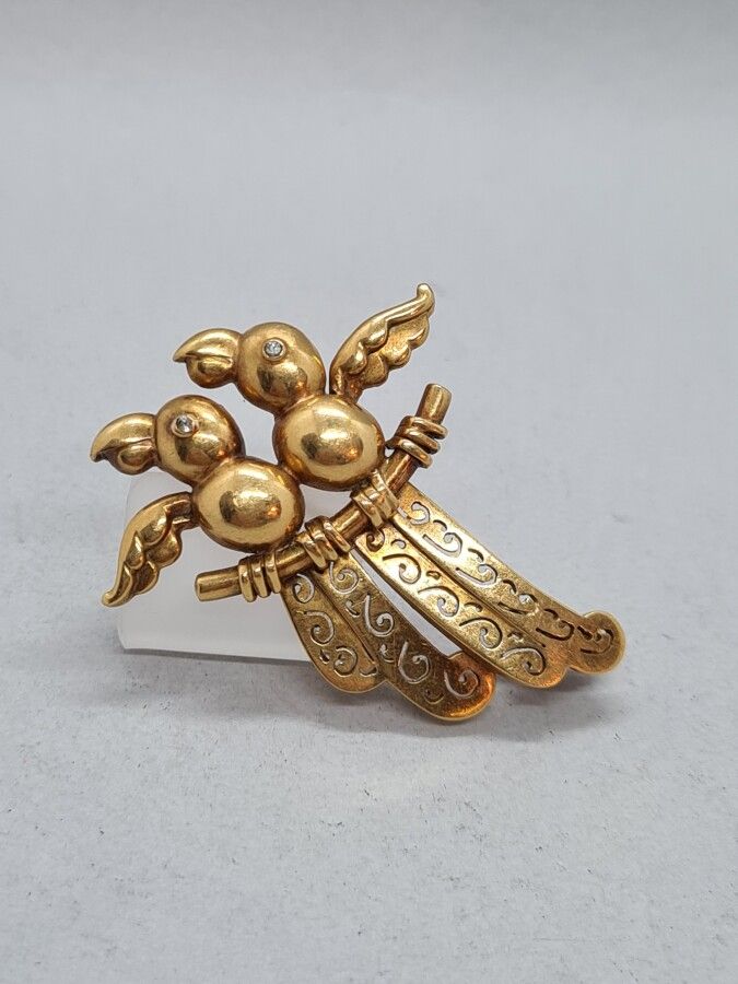 Null Birds brooch in gold 750 mm (18 K) and white stones. Dimensions : l. 5 x 3,&hellip;