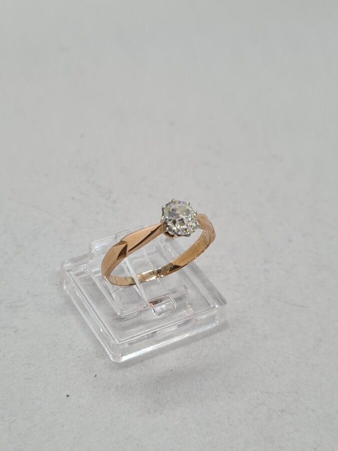 Null 750毫米玫瑰金戒指（188K），镶嵌一颗约0.55克拉的椭圆形老式切割钻石。 TDD：54。毛重：2克