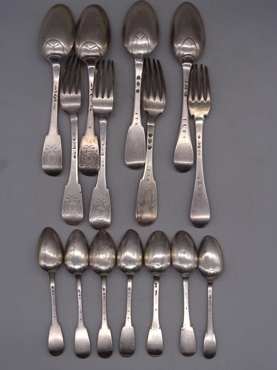 Null 4 spoons, 4 forks and 7 coffee spoons in 18th century silver. Weight : 815g&hellip;