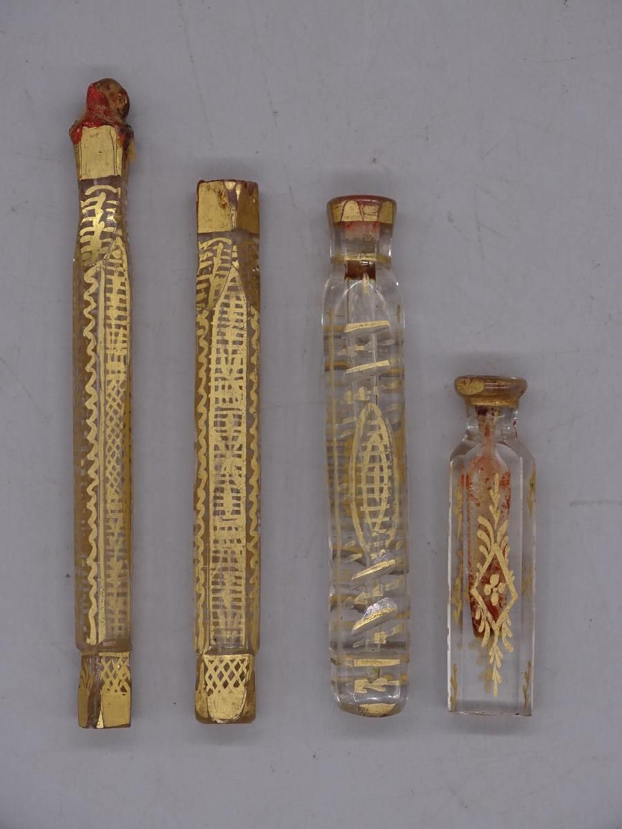 Null 4个吹制的玻璃香薰瓶，有镀金装饰。18世纪晚期。裂缝，缺失瓶塞，镀金层被摩擦。尺寸：长11.2厘米；12.6厘米；10.8厘米和7.1厘米。
