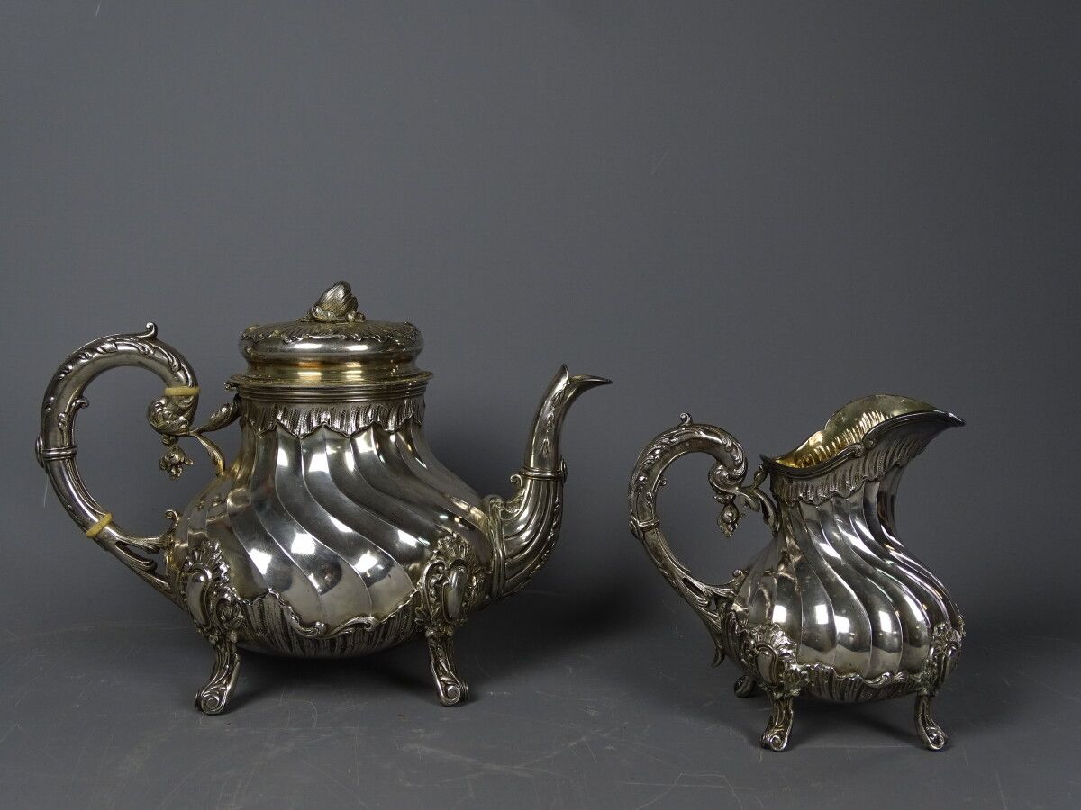 Null Silver teapot and milk pot twisted, Louis XV style, quadripods, with chased&hellip;