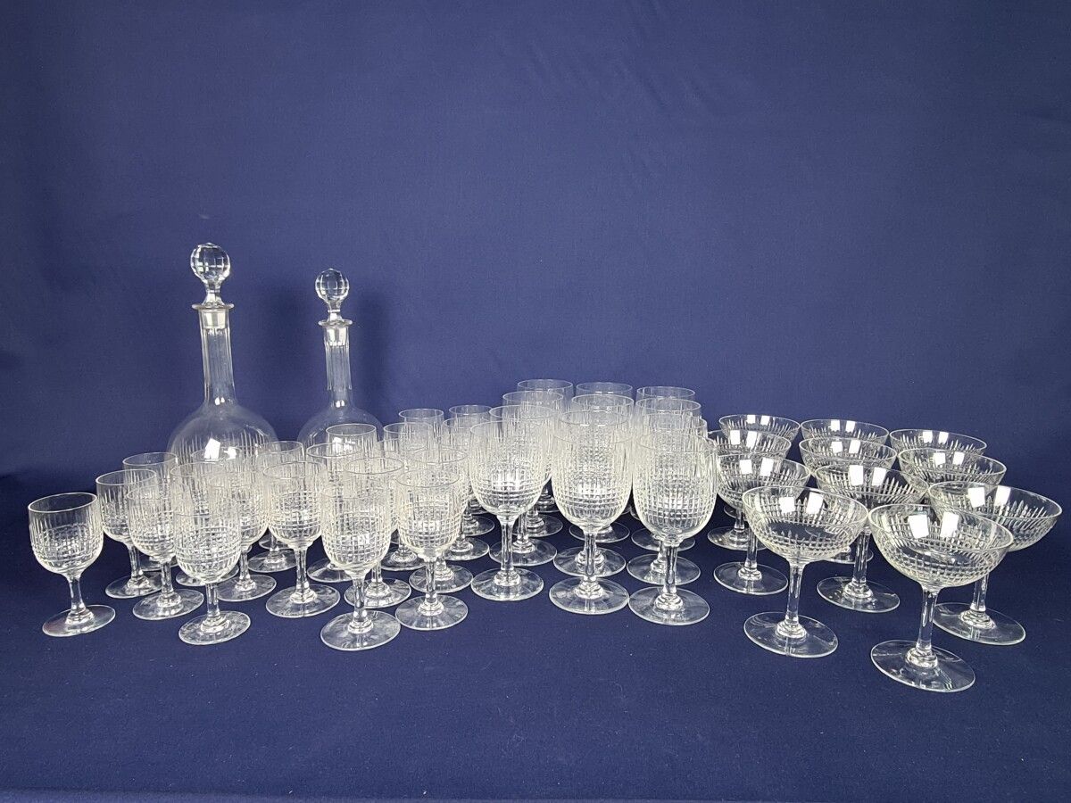 Null BACCARAT，南希模式，部分切割水晶杯的服务包括：12个水杯，11个香槟杯，13个白葡萄酒杯，10个波特杯，2个醒酒器。有些作品有签名。一个酒杯上&hellip;