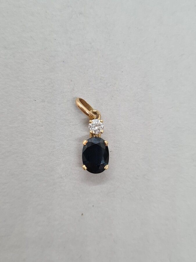 Null Pendant in 750 mm gold (18 K) with a sapphire (approx. 1 ct) topped by a mo&hellip;