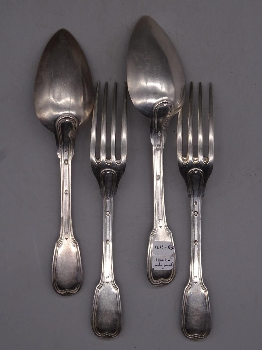 Null 2套银质餐具 十九世纪，网纹。重量：369克，印记：部门1819-1838和大保证。