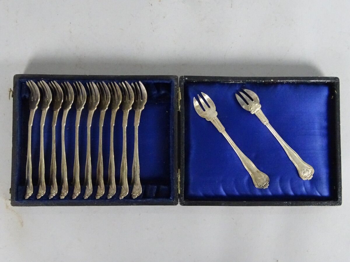 Null 12 tenedores de ostras de plata con hojas de acanto. Peso : 240 gr, sellos &hellip;