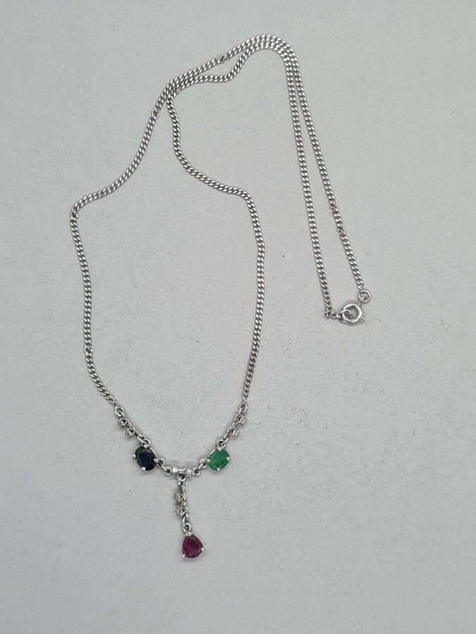 Null 750 mm (18K) white gold chain with an oval sapphire and emerald set in smal&hellip;