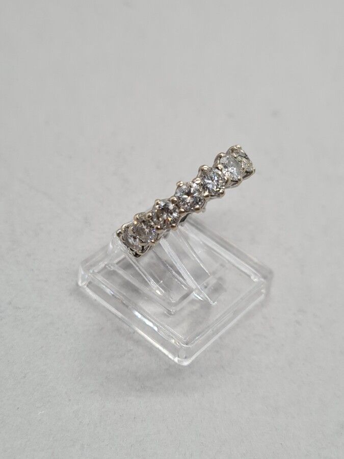 Null 美国18K白金结婚戒指，镶嵌现代切割钻石（17 x 0.20克拉左右）。TDD : 50.毛重：4.2克，老鹰标志。

评论：GH，SI1；1个非常荧&hellip;