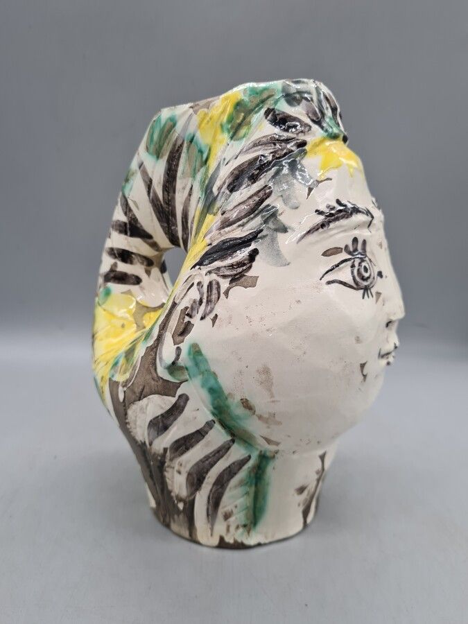 Null 巴勃罗-毕加索（1881-1973）和马杜拉

"戴着花冠的女人头像"，该模型创作于1954年3月20日，印刷品编号11/100

花瓶壶。

正版复&hellip;