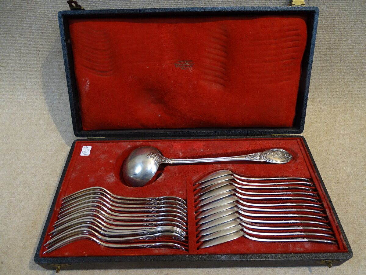 Null 一套路易十五风格的银制家庭用品，有编号，包括12个餐具和一个勺子，放在他们的形状的盒子里。重量：2459克，Minerve印记，金匠：Maison H&hellip;