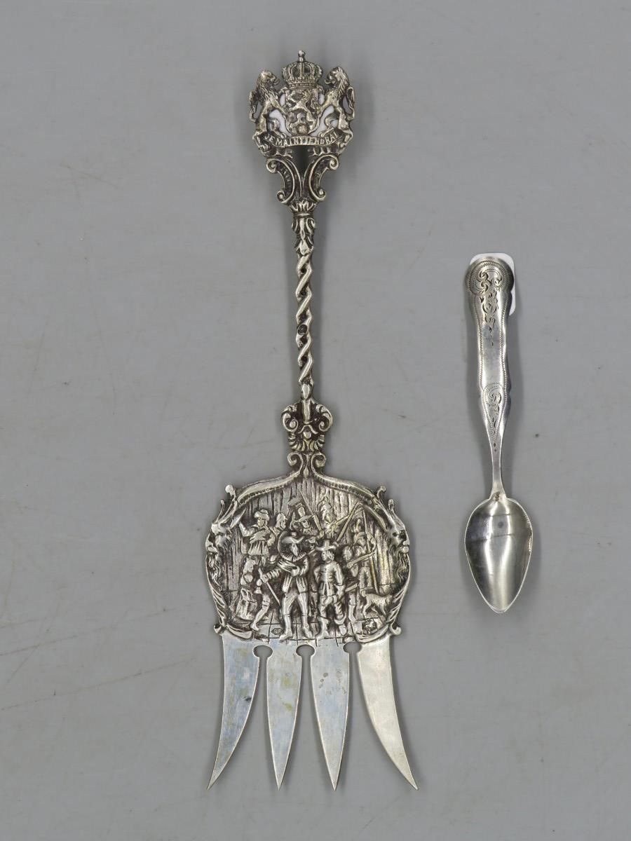 Null Cucchiaio da moka in argento con piccola decorazione cesellata. Peso: 3,84 &hellip;