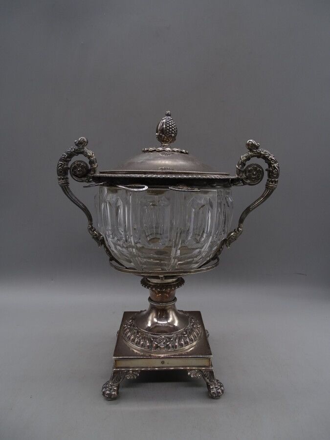 Null Jam cup in silver, the hands of grips decorated with scrolls, the quadripod&hellip;