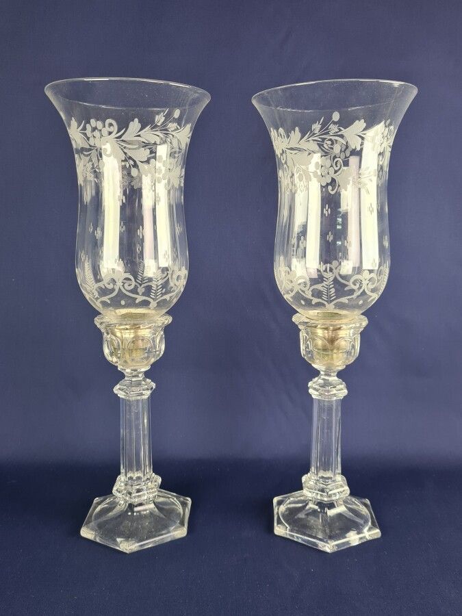 Null A pair of engraved crystal candlesticks with floral decoration, hexagonal b&hellip;