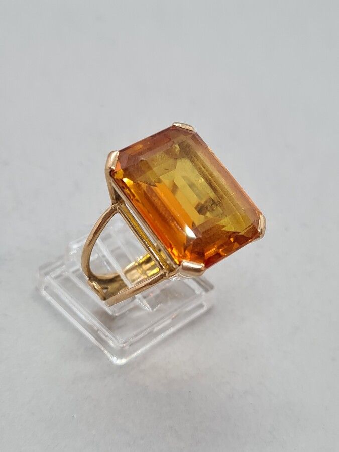 Null A 750 mm (18K) gold ring set with an emerald-cut synthetic orange sapphire &hellip;