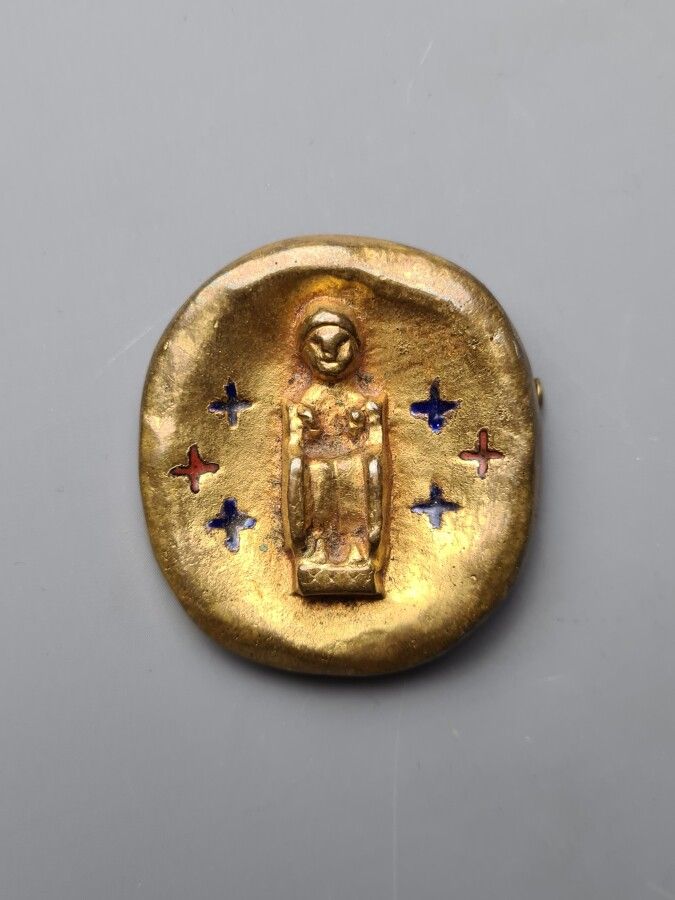 Null Line VAUTRIN (1913-1997), 镀金青铜 "Sainte Foi "胸针，以囚犯的守护神为主题，周围有多色珐琅图案。签名：L.V &hellip;