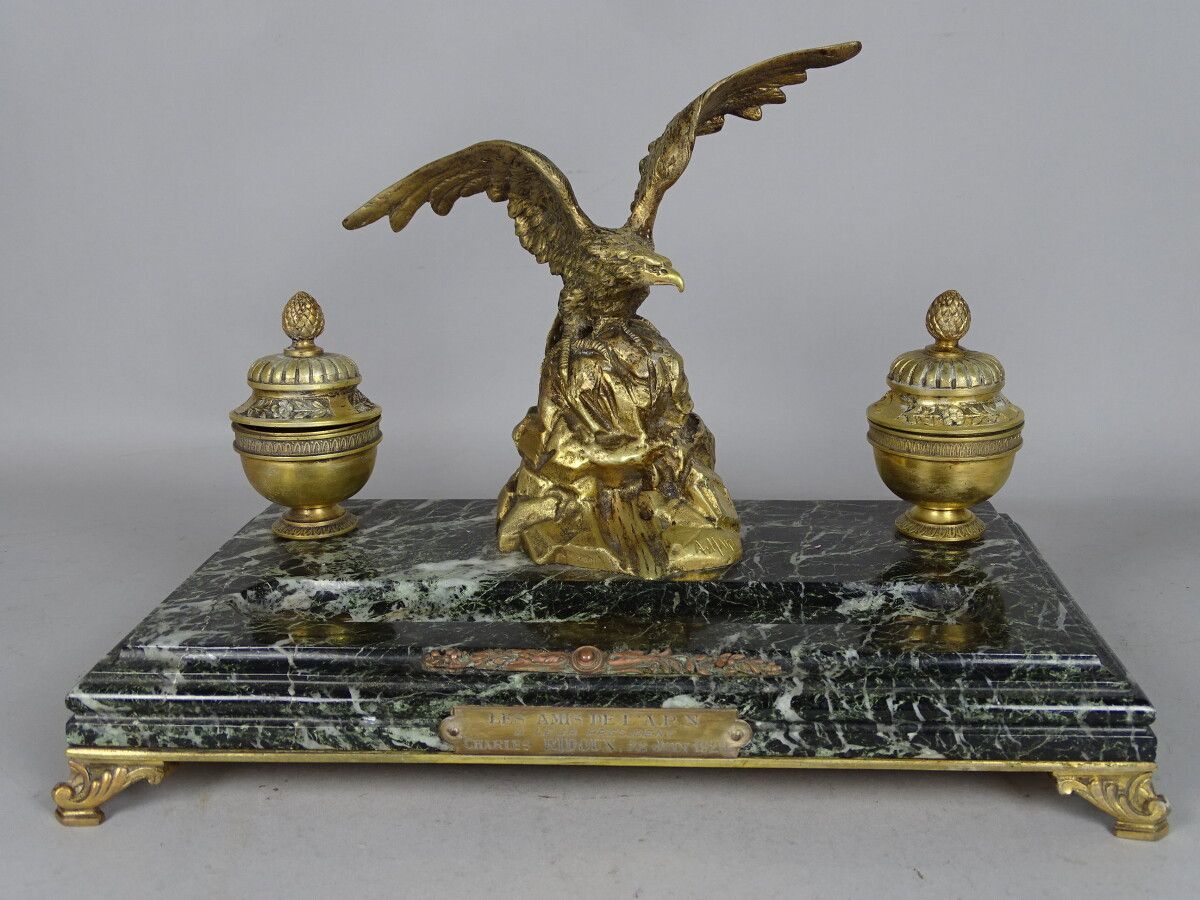 Null Albert MARIONNET (1852 1910), 鎏金铜制墨池，有老鹰展翅的装饰，署名MARIONNET A.，绿色大理石底座。带有 "le&hellip;