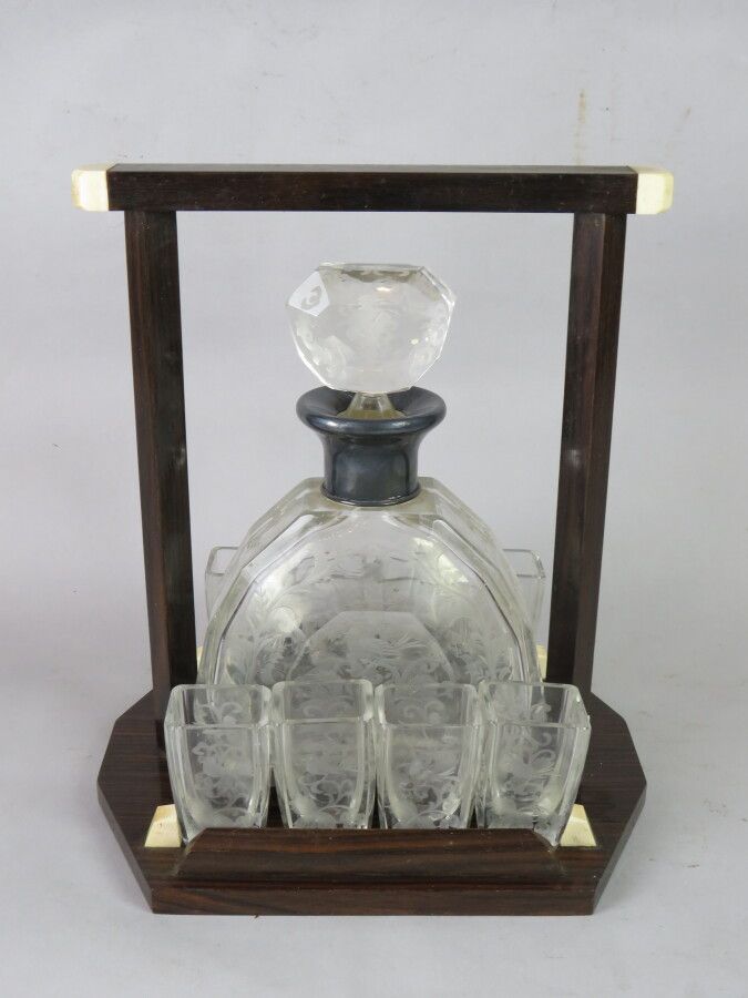 Null Macassar黑檀木饰面的酒具，瓶子和8个玻璃杯，上面刻有潘帕斯和鸟的装饰。瓶子是用银装的（Minerve标记）。支架的尺寸：h.27 cm, l.&hellip;