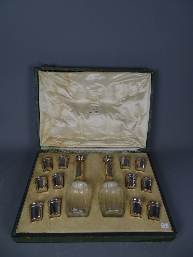 Null Set di liquori in argento e cristallo comprendente: 2 bottiglie e 12 calici&hellip;