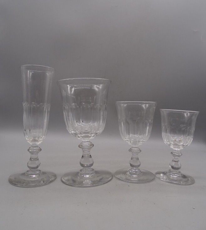 Null 一套3个设计相配的有柄玻璃杯，包括:

- 13个水杯

- 3只长笛（高16.5厘米），4只长笛（高17.5厘米），13只白酒杯（高11.5厘米）。&hellip;