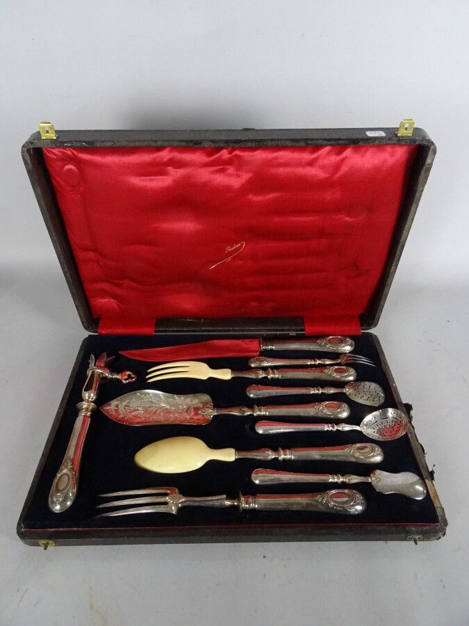 Null A set of silver cutlery with medallion handles, including : Salad servers a&hellip;