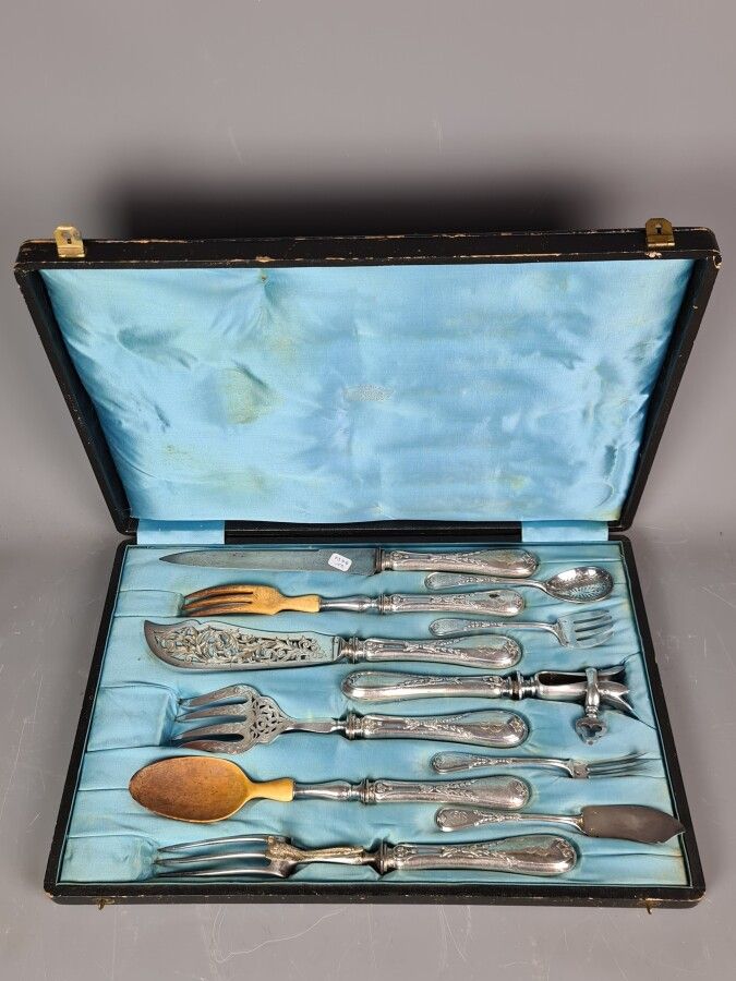 Null A set of service cutlery, Louis XVI style filled silver handles, with lily &hellip;