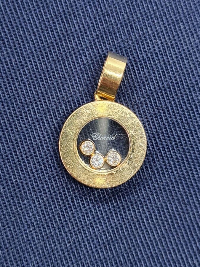 Null CHOPARD，Happy Diamond，750毫米（18K）黄金吊坠，玻璃和3颗现代切割钻石（钻石总重量：0.17克拉），签名和编号。毛重：6.7&hellip;