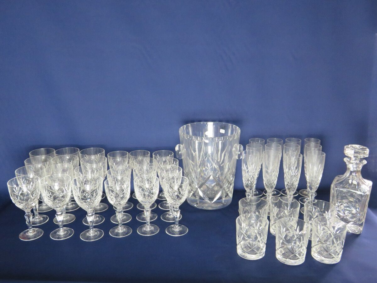 Null 
部分切割水晶杯服务包括：12只水杯，12只酒杯，12只长笛，香槟桶，6只威士忌杯和醒酒器。闪闪发光