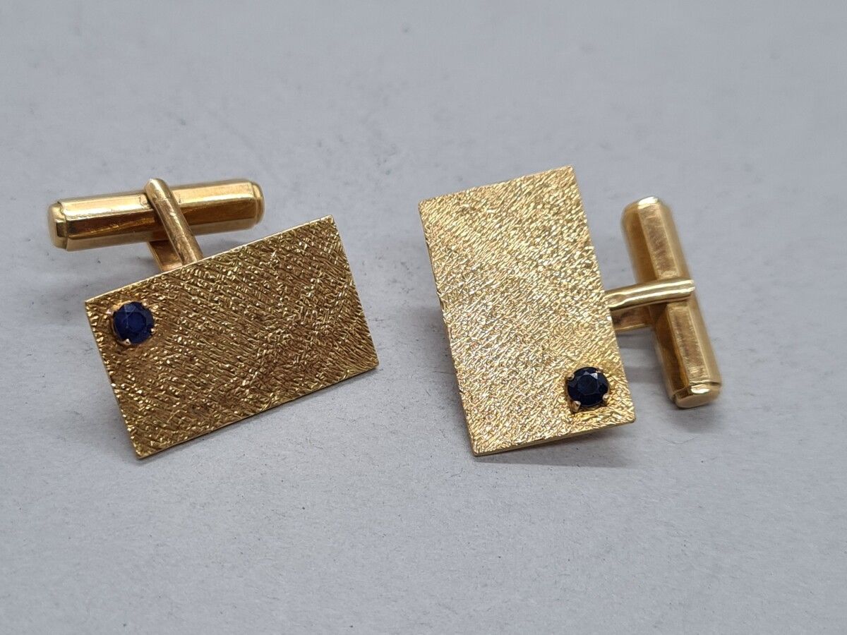 Null Pair of cufflinks in 18K gold, the top set with a round sapphire. Gross wei&hellip;