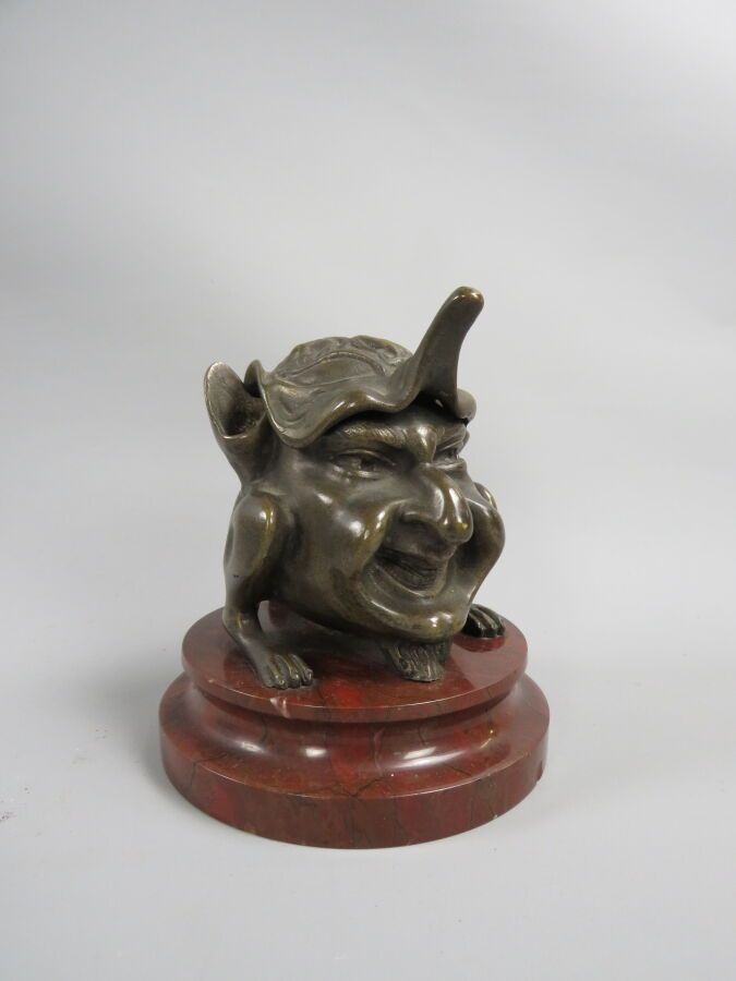 Null Tintero de bronce patinado marrón con cabeza de trol, sobre base de mármol &hellip;