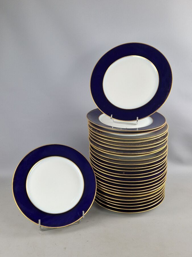 Null LIMOGES，GIRAUD，一套 27 件镀金和窑蓝翼瓷盘。尺寸：直径 26 厘米。