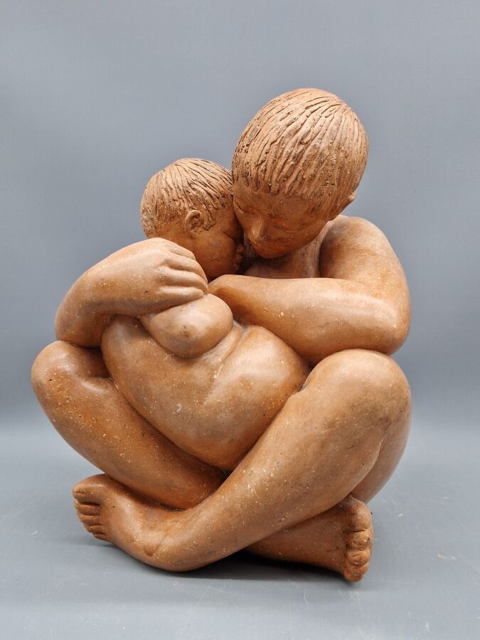 Null Adèle VERGÉ (born 1930), "Mère et son enfant enlacés", Terracotta proof mon&hellip;