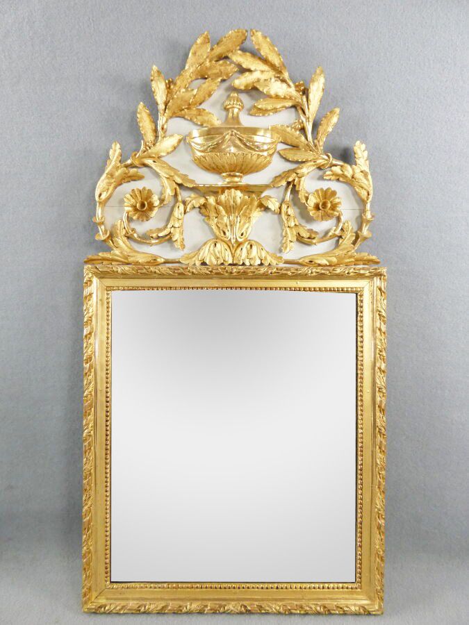 Null Miroir cadre en bois sculpté doré et laqué gris, fronton à décor d'urne et &hellip;