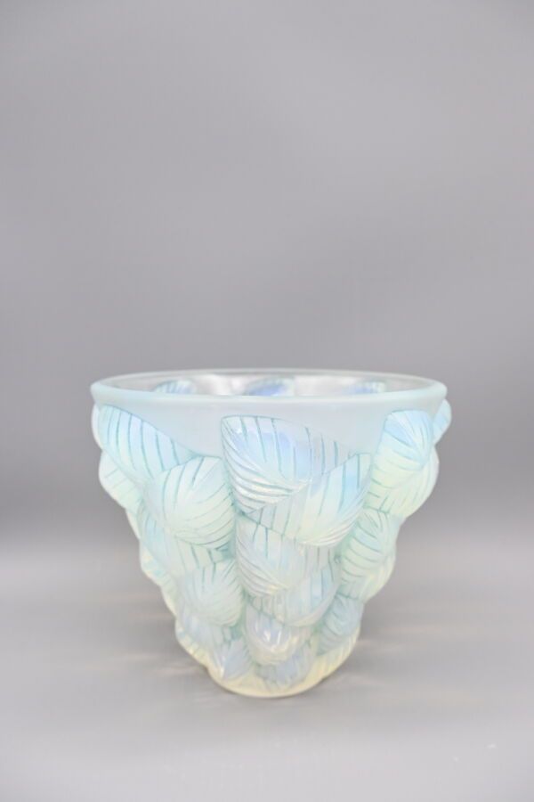 Null R. LALIQUE France, "Moissac", Vase de forme tronconique en verre opalescent&hellip;