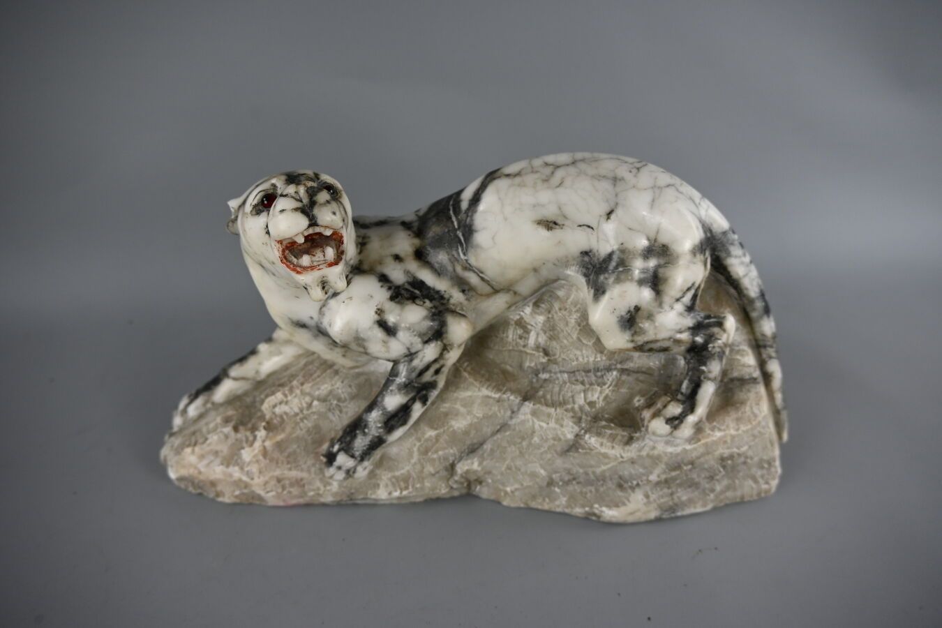 Null "Feline", Skulptur aus Marmor, die Augen aus Glaskugeln. Maße: l. 32 cm. Ge&hellip;