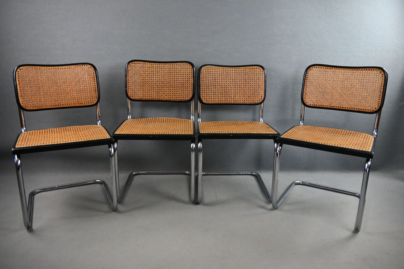 Null 马塞尔-布鲁尔（Marcel BREUER）的作品，Cesca B32 型，4 把椅子的套间，藤条椅背和座椅，黑色漆面木质结构，镀铬金属雪橇底座。尺寸&hellip;