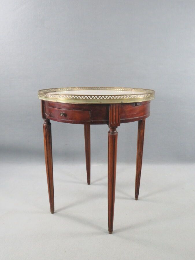 Null Table bouillotte en placage d'acajou de style Louis XVI, reposant sur 4 pie&hellip;