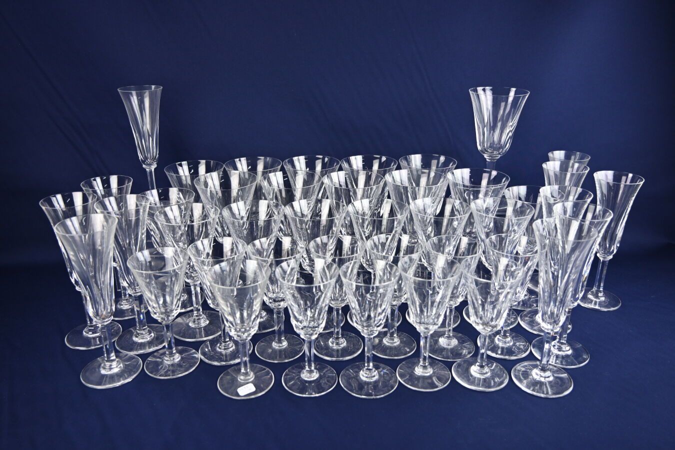 Null SAINT LOUIS, Partie de service de verres en cristal comprenant : 11 flutes,&hellip;
