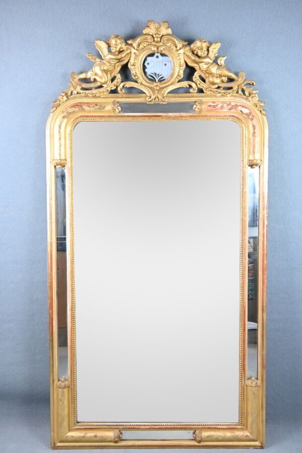 Null Specchio con cornice in stucco dorato, frontone decorato con cherubini e sp&hellip;
