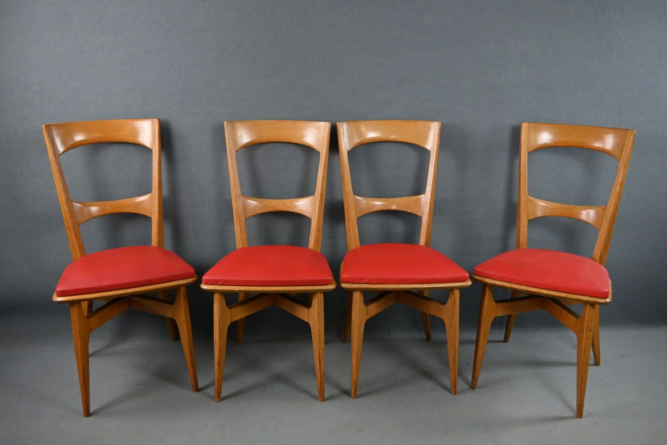 Null 一套 4 张复古椅子，红色座椅。60 年代的作品。尺寸：86 x 43 x 42 厘米。