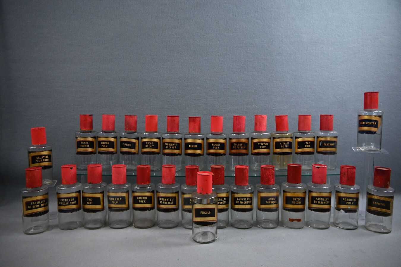 Null Riunione di 29 antiche bottiglie da farmacia in vetro, con tappi in lamiera&hellip;