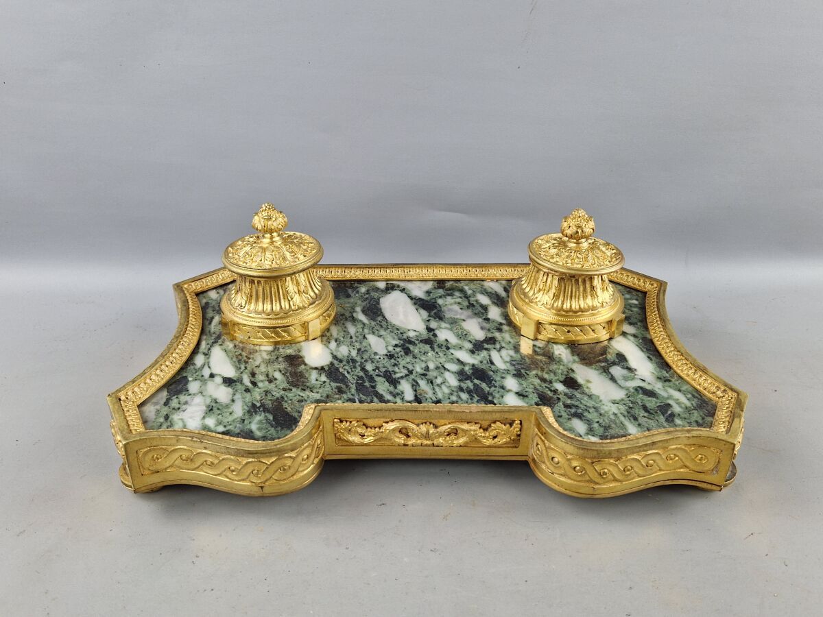 Null Calamaio in bronzo dorato e marmo verde, fine XIX secolo. Dimensioni: 12 x &hellip;