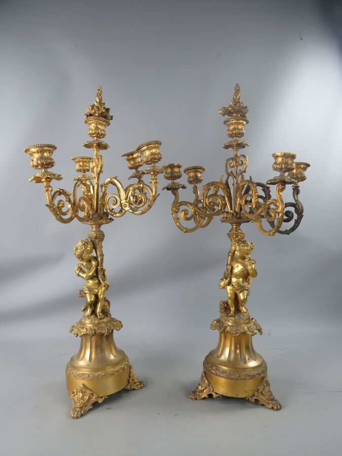 Null Paire de candélabres en bronze doré, à 5 bras de lumière, le fût à décor de&hellip;