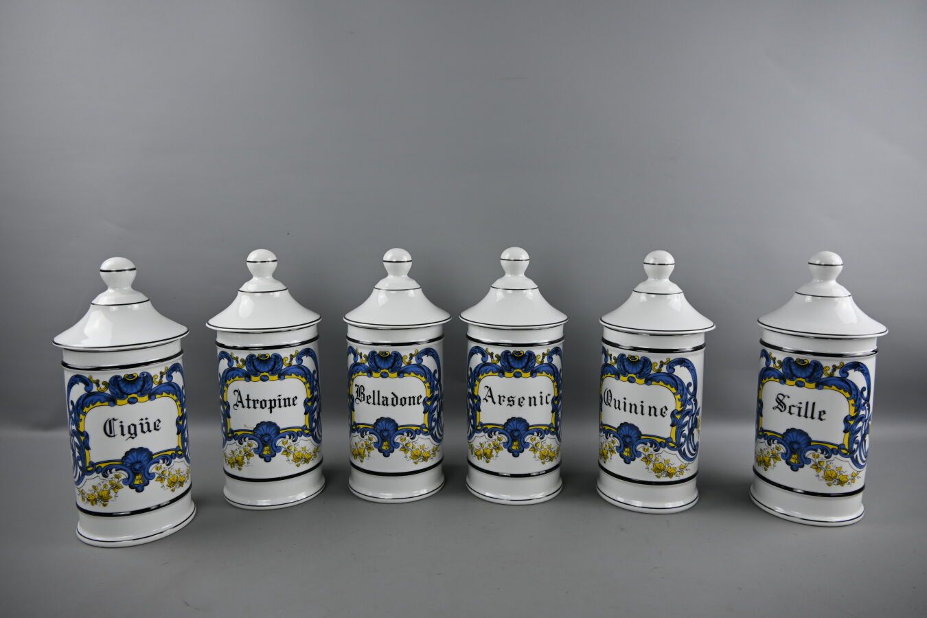 Null LIMOGES, Suite de 6 pots à pharmacie en porcelaine à décor polychrome, marq&hellip;