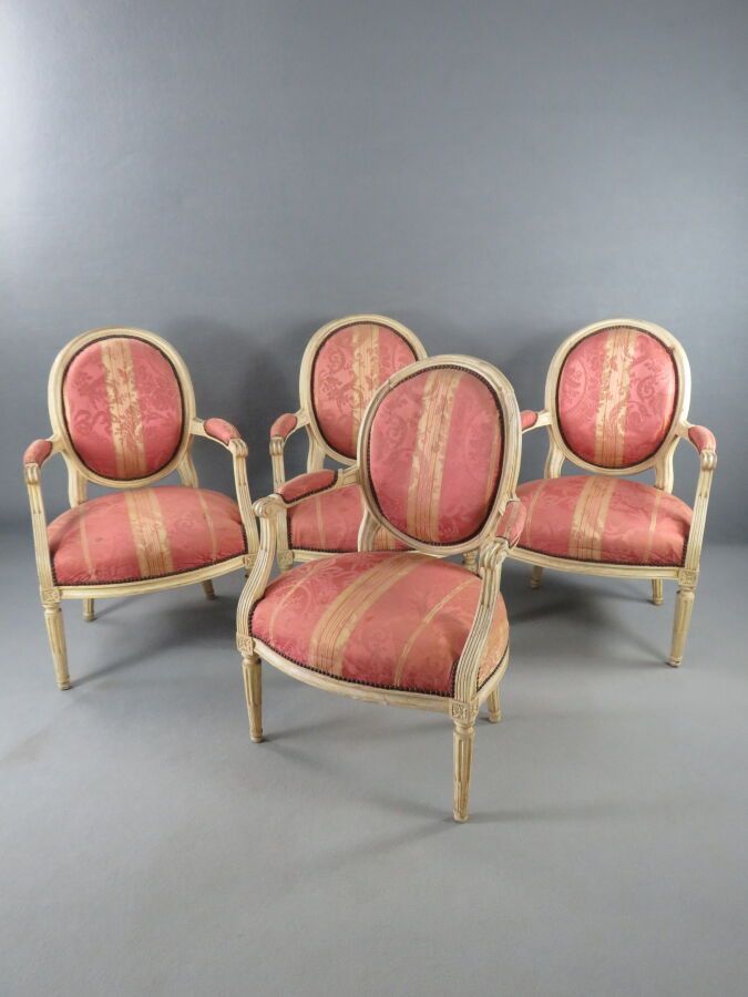Null 四把米色漆木扶手椅套间，饰有奖章的椅背，靠在四条凹槽腿上，椅面饰有花饰，18 世纪路易十六时期。椅垫为粉色丝绸织物。尺寸：86 x 57 x 48 厘&hellip;