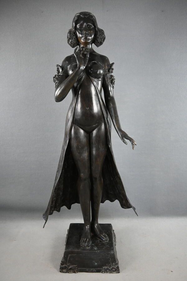 Null Large bronze sculpture of a standing woman. Overall dimensions: h. 183 cm.