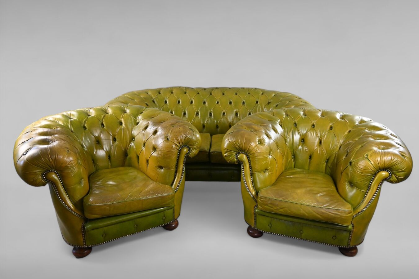 Null 切斯特菲尔德风格的绿色皮革客厅家具，包括沙发和两把扶手椅。有装饰和磨损。尺寸：沙发 70 x 185 x 90 厘米，扶手椅 68 x 112 x 8&hellip;