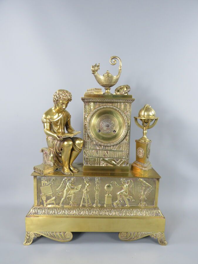 Null Uhr aus ziselierter, vergoldeter Bronze mit der Allegorie der Künste, einem&hellip;
