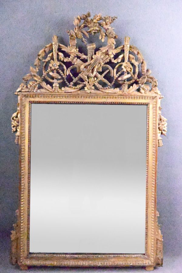 Null Miroir de cheminée cadre bois sculpté et stuc doré, fronton à la lyre et ca&hellip;