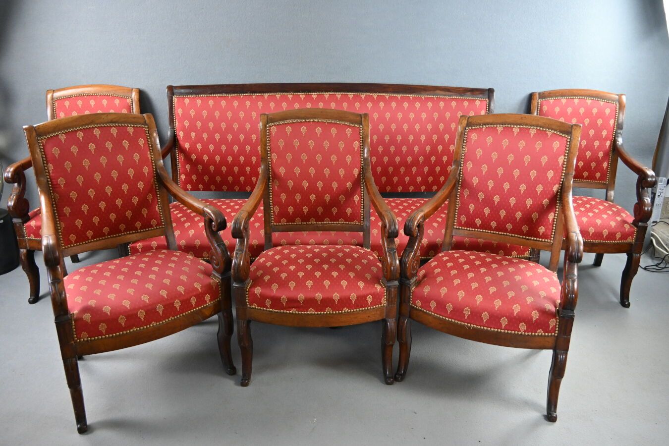 Null 19 世纪的休闲家具，包括 5 把扶手椅和一张长凳，前跗腿。尺寸：长凳 94 x 177 x 59 厘米，扶手椅 92 x 55 x 46 厘米。装饰&hellip;