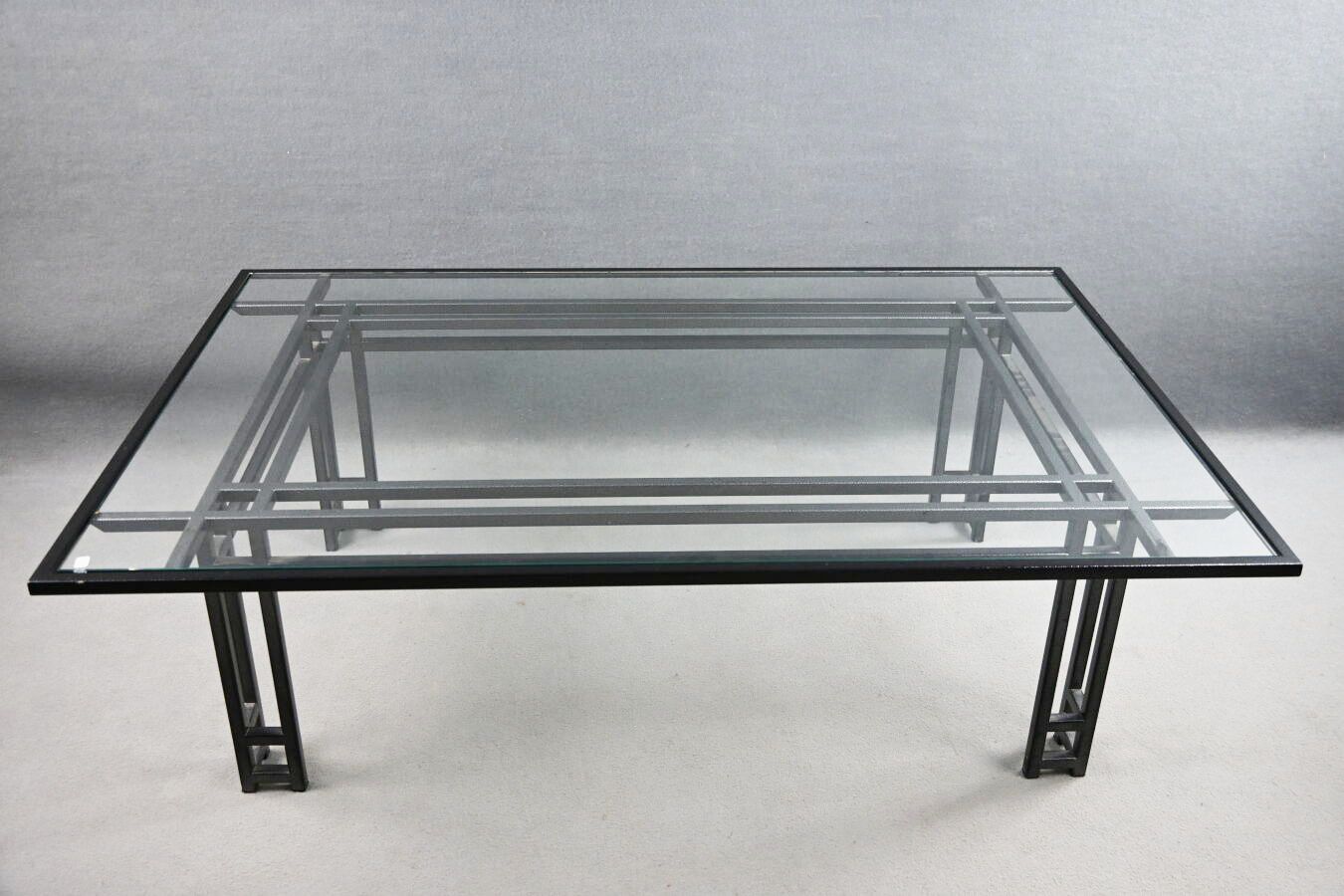 Null Tavolino in stile DRIMMER, base in metallo, piano in vetro. Dimensioni: h. &hellip;
