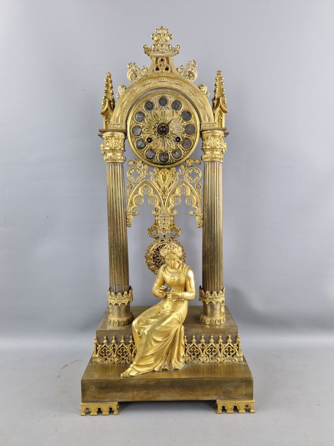 Null Reloj de pórtico en bronce patinado dorado de estilo gótico que representa &hellip;